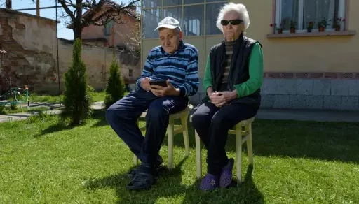 Dos residentes de La Ermita disfrutando de su tiempo libre