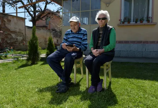 Dos residentes de La Ermita disfrutando de su tiempo libre