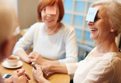 Personas de la 3a edad disfrutando de un juego en grupo